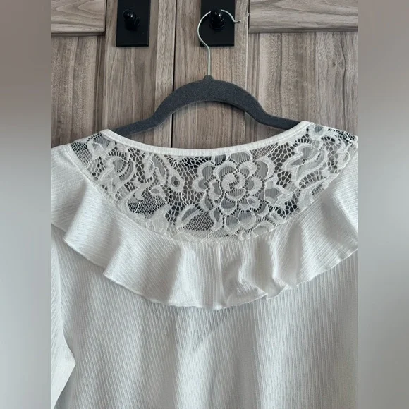 NWOT White Lace Ruffle Top - Picture 7 of 9